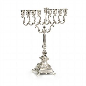 חנוכיה ציפוי כסף/ לכה בארוק רגליות