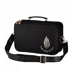 שש0712 תיק תפילין קטן גוון שחור פיו מפואר אותיות בולטות "האש שלי" 23X26 ס"מ שש0712 תיק תפילין קטן גוון שחור פיו מפואר אותיות בולטות "האש שלי" 23X26 ס"מ